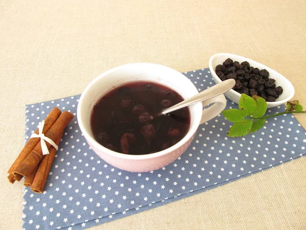 シナモンと乾燥ブルーベリーから暖かいブルーベリースープ — ストック写真