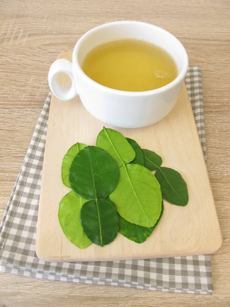 Una Taza Con Hojas Lima Kaffir — Foto de Stock