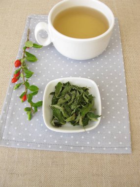 Bir fincan goji çayı bırakır