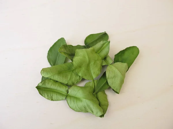 Αποξηραμένα Καφελάτα Φύλλα Λάιμ Ένα Ξύλινο Σανίδα — Φωτογραφία Αρχείου