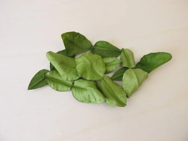 Gedroogde Kaffir Limoenblaadjes Een Houten Plank — Stockfoto