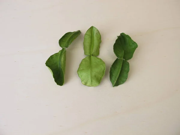 Dried Kaffir Lime Leaves Wooden Board — Stock Photo, Image