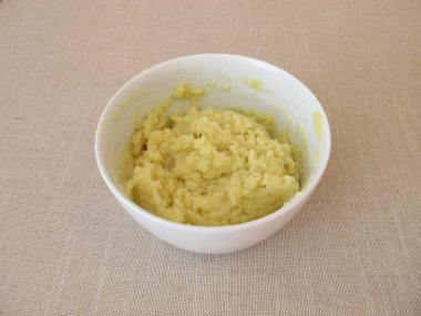 Hazır patates püresi kasede.