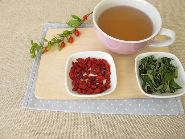 茶与干戈吉浆果和果叶 — 图库照片