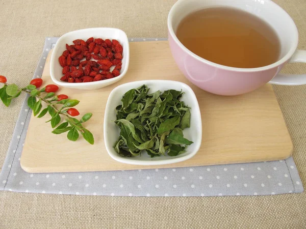 Tee Mit Getrockneten Gojibeeren Und Goji Blättern — Stockfoto