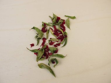 Kurutulmuş nar yaprakları ve kurutulmuş nar çiçekleri ahşap bir tahta üzerinde
