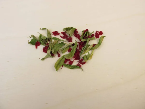 Sušené Granátové Listy Sušené Granátové Květy Dřevěné Desce — Stock fotografie