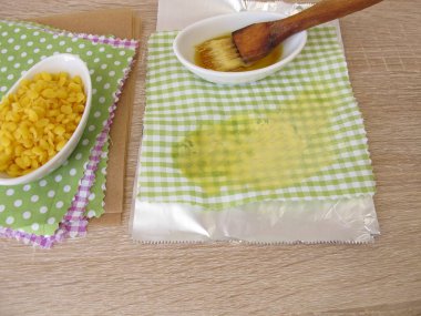 Plastik torbalara alternatif olarak ekolojik plastik içermeyen balmumu pamuk sargılarının yapımı
