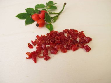 Kurumuş kırmızı gül kabuğu, yabani gül, dogrose