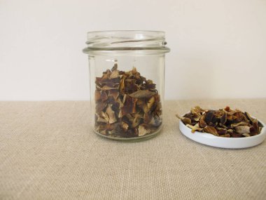 Bardakta kurutulmuş mantar, körfez cilası ve porcino.