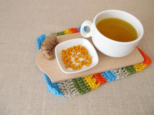 乾燥ウコンと黄金の黄色のお茶 — ストック写真