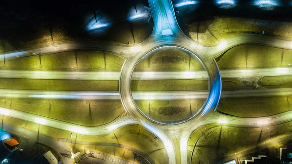 Autopista rotonda aérea por la noche —  Fotos de Stock