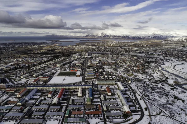 Widok z lotu ptaka na miasto Reykjavik i Esjan w zimie — Zdjęcie stockowe
