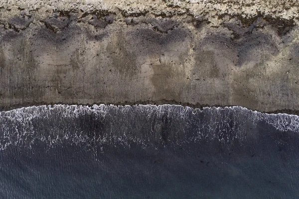해변의 공중을 위에서 부서지는 파도를 바라본다 로열티 프리 스톡 사진