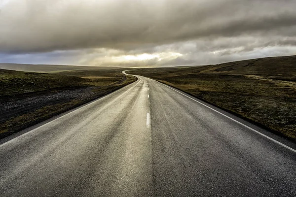 Curvy road into the unknown — Stock Photo, Image