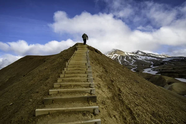 Hombre Senderismo en iceland — Foto de Stock