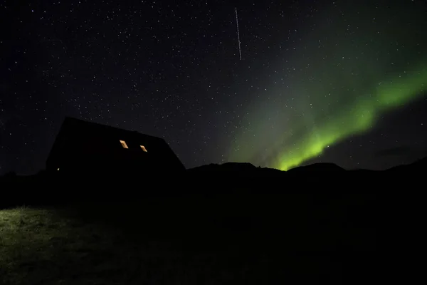 Górski domek nocne niebo — Zdjęcie stockowe