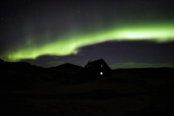 Cabaña de las tierras altas por la noche — Foto de Stock