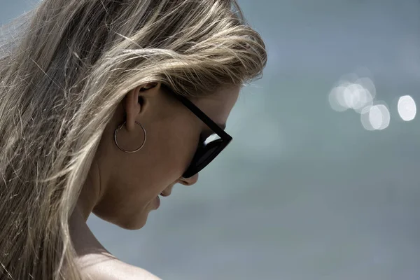 Meisje op het strand — Stockfoto