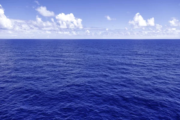 Belo oceano azul — Fotografia de Stock