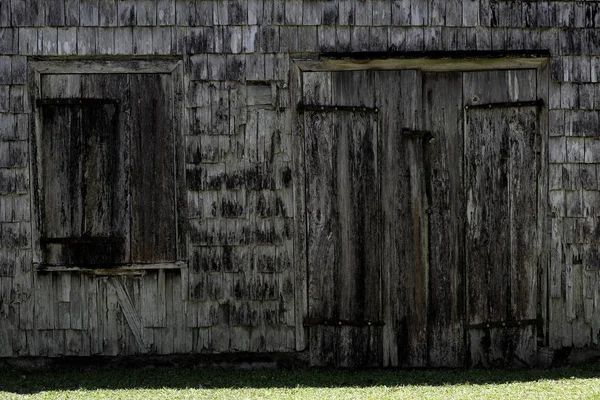 Старий дерев'яний сарай — стокове фото