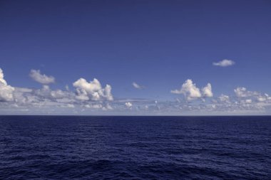 Öğleden sonra okyanus üzerinde bulutlar