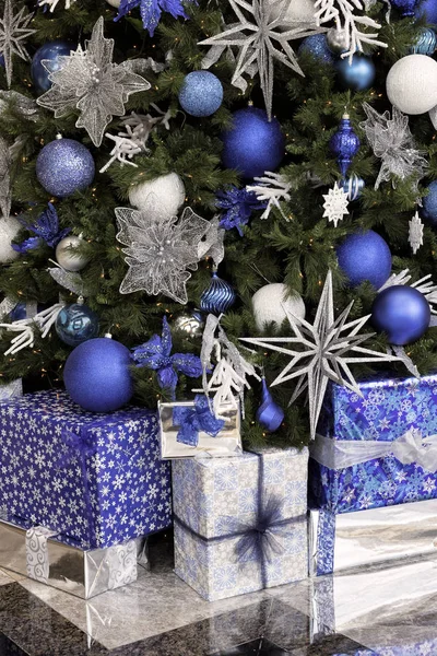 Árbol de Navidad regalos — Foto de Stock