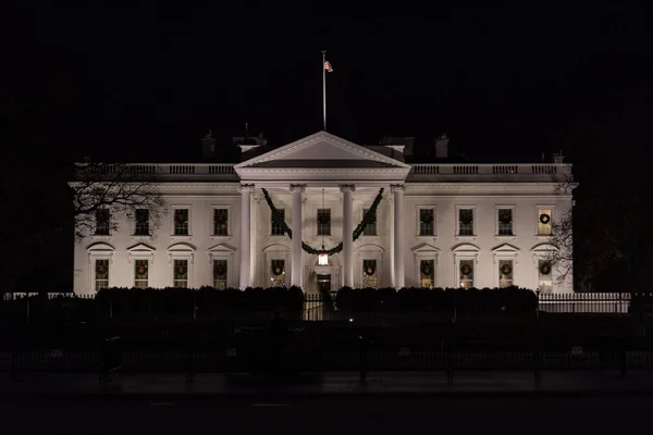 Casa branca à noite — Fotografia de Stock