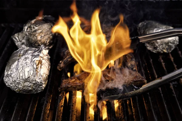 Flammendes Fleisch und Grill — Stockfoto