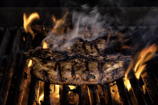 Carne com marcas de grelha — Fotografia de Stock