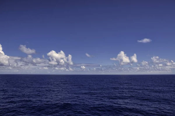 Nuvens da tarde sobre o oceano — Fotografia de Stock