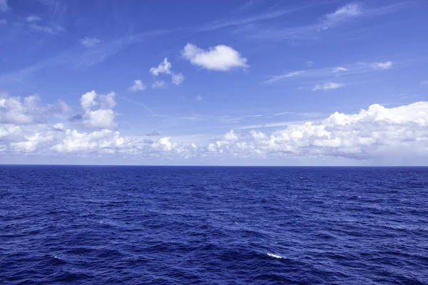 Oceano e céu azul — Fotografia de Stock