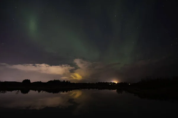 Polární záře nad jezerem — Stock fotografie