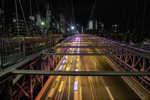 Brooklyn puente de tráfico y Manhattan skyline —  Fotos de Stock