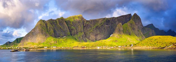Satul Pescuit Reine Insulele Lofoten Norvegia — Fotografie, imagine de stoc
