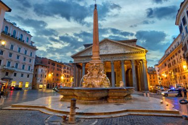 Pantheon ile Çeşme ve alacakaranlıkta dikilitaş Roma, İtalya