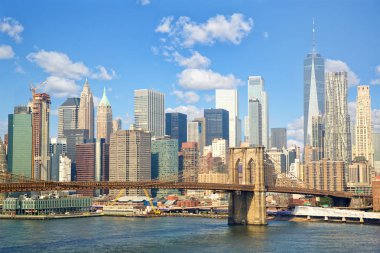 Aşağı Manhattan skyline ile New York'ta Brooklyn Köprüsü