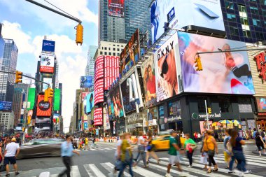 New York City, Ny, Amerika Birleşik Devletleri - 15 Eylül 2018: Times Square kalabalık ve trafik ile lots-in animasyonlu Led pano reklam