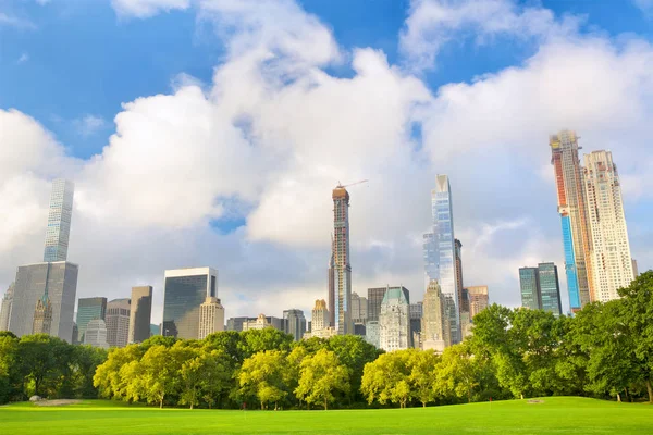 在纽约曼哈顿中央公园周围不断增长的摩天大楼 — 图库照片