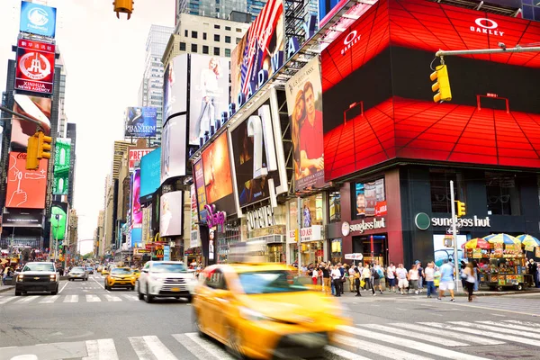 Nueva York City Usa Septiembre 2018 Taxi Amarillo Cruza Intersección — Foto de Stock