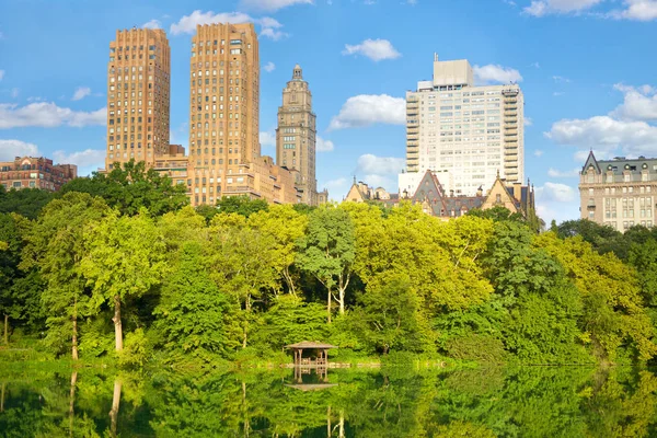 Byggnaderna Central Park Lake Och Upper West Side New York — Stockfoto