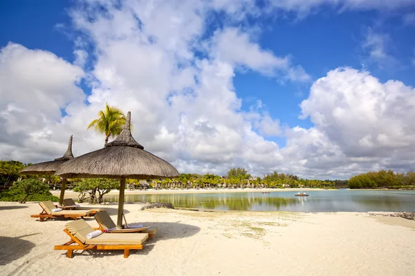 Şezlong Şemsiye Mauritius Adası Ile Kum Plaj — Stok fotoğraf