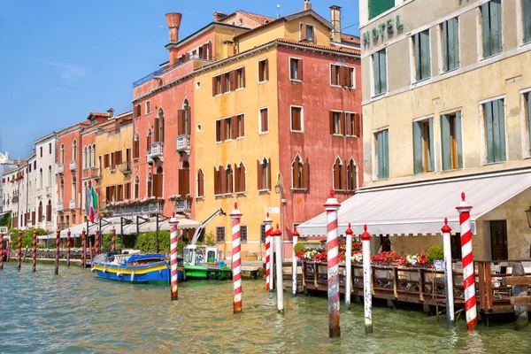 Παλιά σπίτια στο μεγάλο κανάλι της Βενετίας — Φωτογραφία Αρχείου