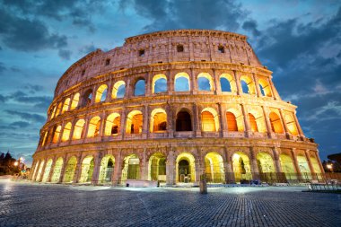 Kolezyum'a veya Flavian Amphitheatre Roma alacakaranlıkta, İtalya