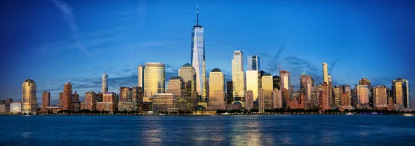 纽约曼哈顿天际线全景与城市摩天大楼在黄昏 — 图库照片