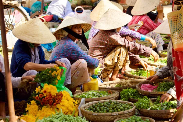 Hoi Vietnam Enero 2010 Vendedores Steet Vietnamitas Venden Frutas Verduras —  Fotos de Stock