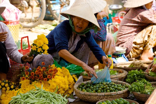 Vendedores del mercado vietnamita —  Fotos de Stock