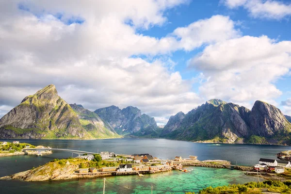 Lofoten-szigetek halászati falu — Stock Fotó