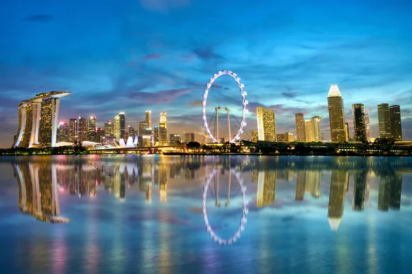 Singapurs Skyline in der Abenddämmerung — Stockfoto