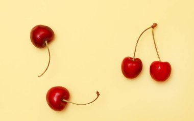 Sarı bir arka plan üzerinde kırmızı olgun kiraz